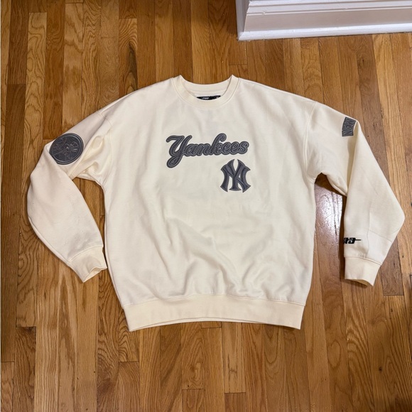 NWT Cream NY Yankees Crewneck